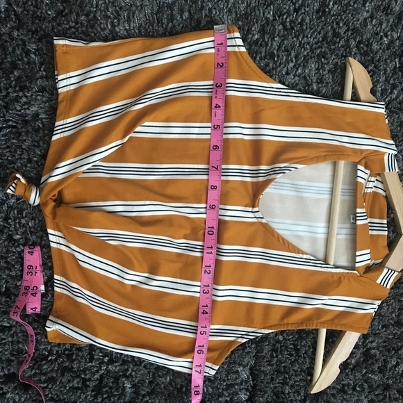 Iris sleeveless Top Choker neck mustard color size M. - Picture 5 of 12